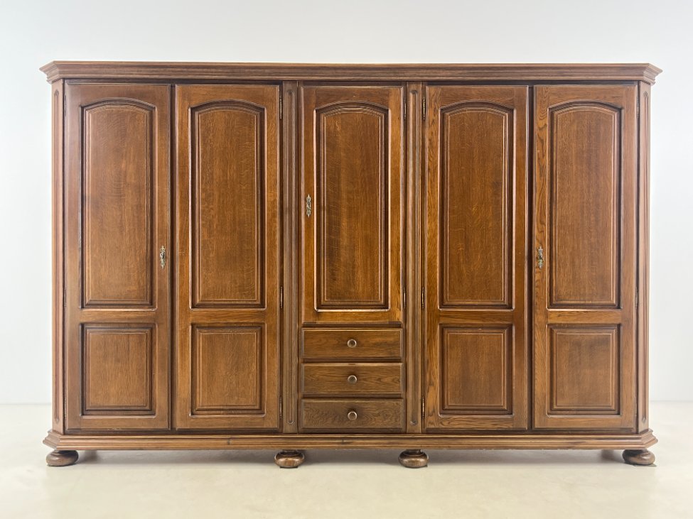 HL0267-spintos-2 Ilga ąžuolinė penkių durų ir trijų stalčių spinta 60x295x187 cm