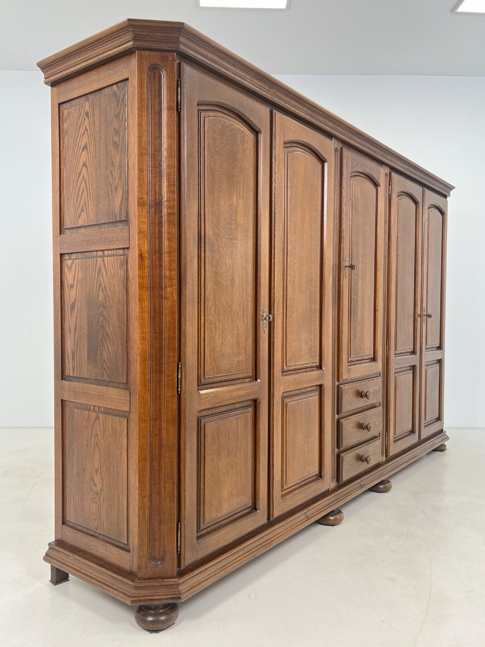 HL0267-spintos-3 Ilga ąžuolinė penkių durų ir trijų stalčių spinta 60x295x187 cm