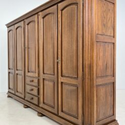 Ilga ąžuolinė penkių durų ir trijų stalčių spinta 60x295x187 cm