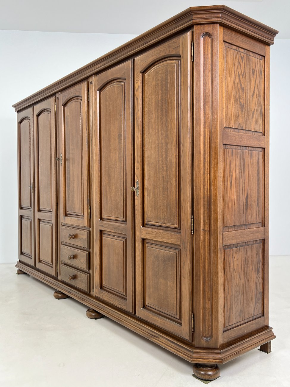 HL0267-spintos-4 Ilga ąžuolinė penkių durų ir trijų stalčių spinta 60x295x187 cm