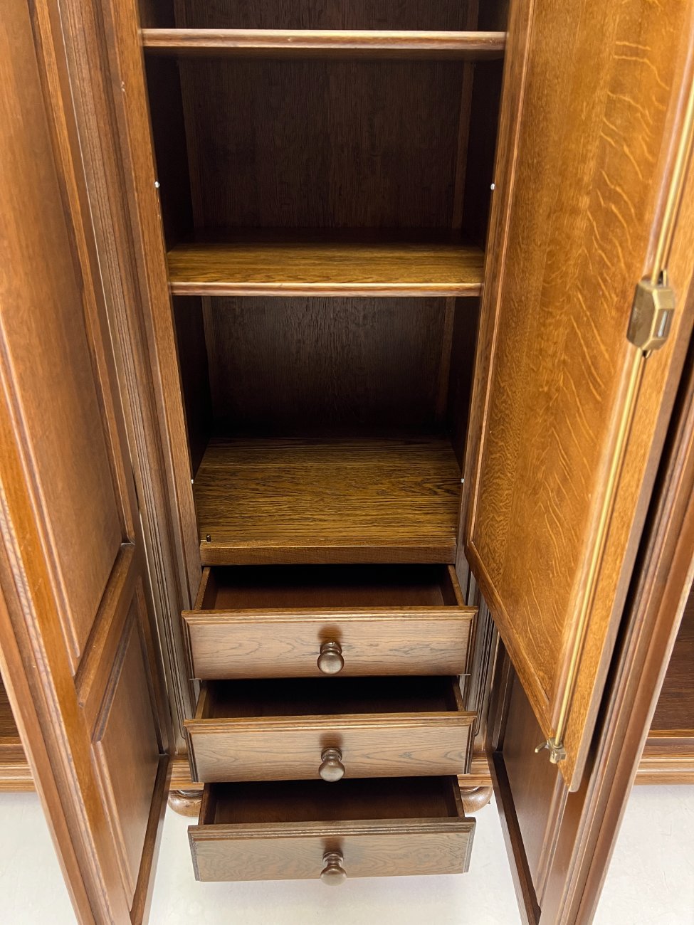 HL0267-spintos-6 Ilga ąžuolinė penkių durų ir trijų stalčių spinta 60x295x187 cm