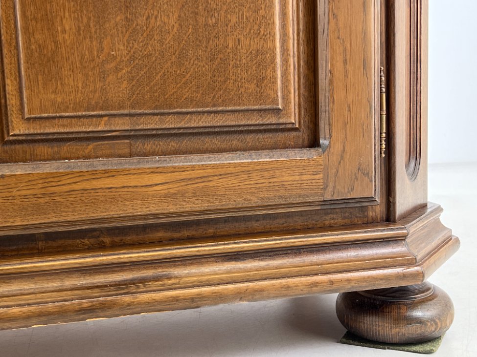 HL0267-spintos-9 Ilga ąžuolinė penkių durų ir trijų stalčių spinta 60x295x187 cm