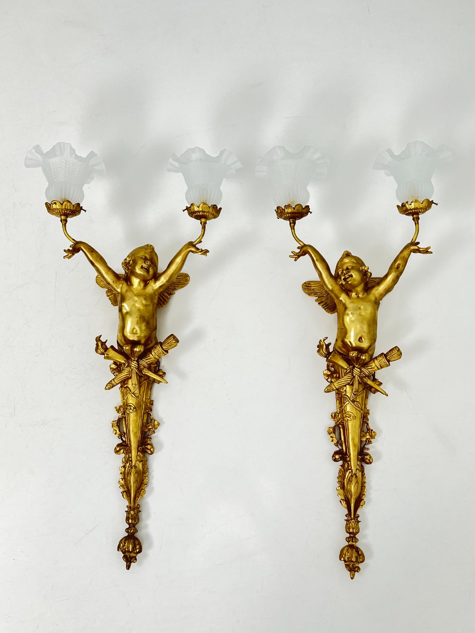 HM0785-sieniniai-sviestuvai-1 Sieniniai žalvariniai dviejų šakų šviestuvai stiklo gaubtais “Angelas” 2 vnt. komplektas 23x39x84 cm