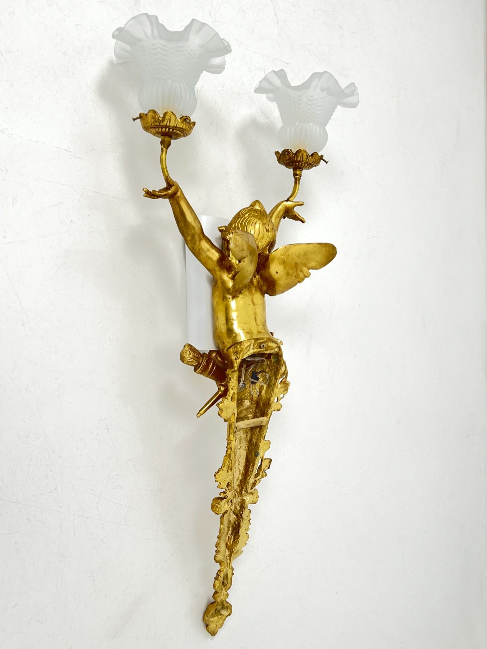 HM0785-sieniniai-sviestuvai-14 Sieniniai žalvariniai dviejų šakų šviestuvai stiklo gaubtais “Angelas” 2 vnt. komplektas 23x39x84 cm