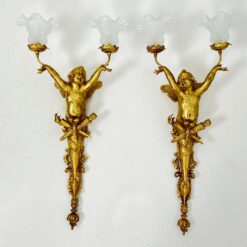 Sieniniai žalvariniai dviejų šakų šviestuvai stiklo gaubtais “Angelas” 2 vnt. komplektas 23x39x84 cm