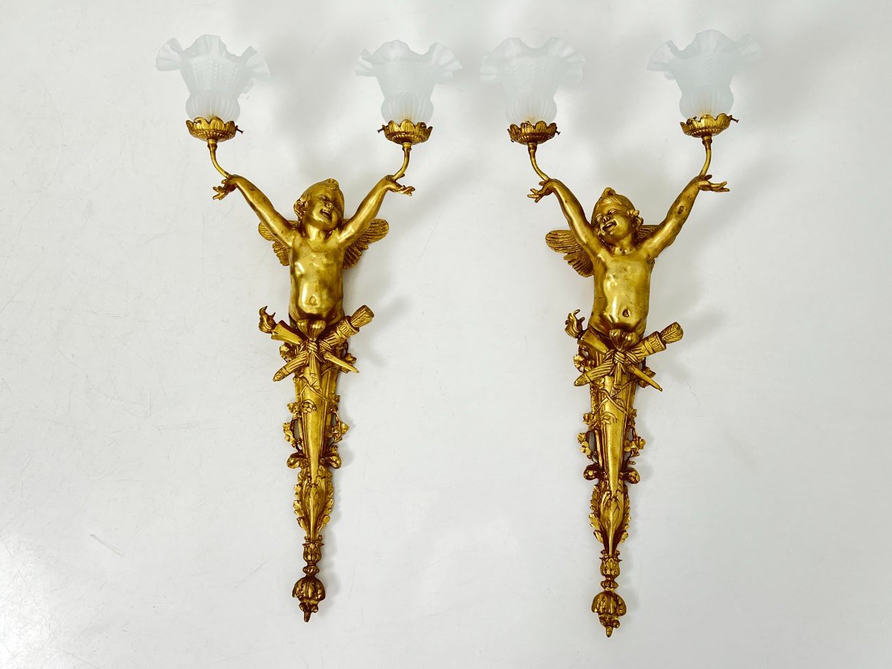 HM0785-sieniniai-sviestuvai-2 Sieniniai žalvariniai dviejų šakų šviestuvai stiklo gaubtais “Angelas” 2 vnt. komplektas 23x39x84 cm