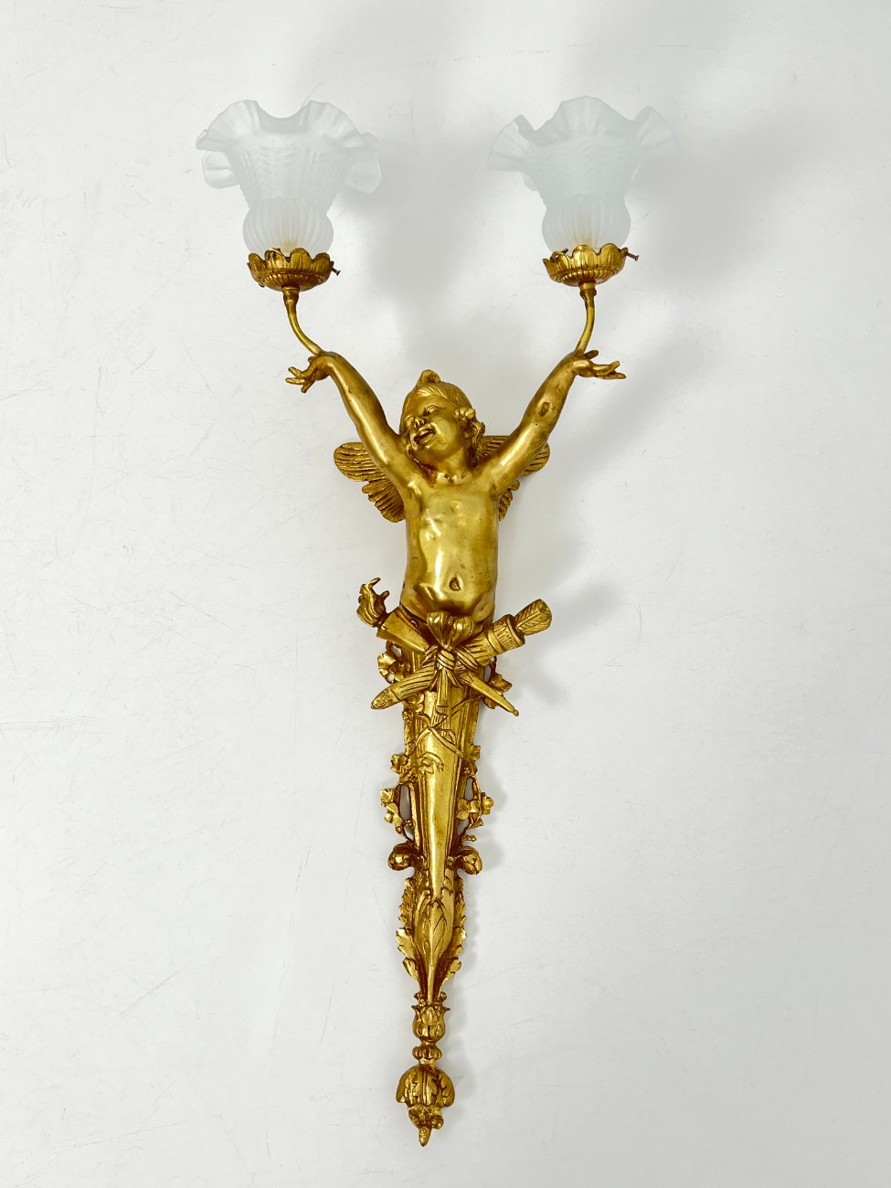 HM0785-sieniniai-sviestuvai-3 Sieniniai žalvariniai dviejų šakų šviestuvai stiklo gaubtais “Angelas” 2 vnt. komplektas 23x39x84 cm