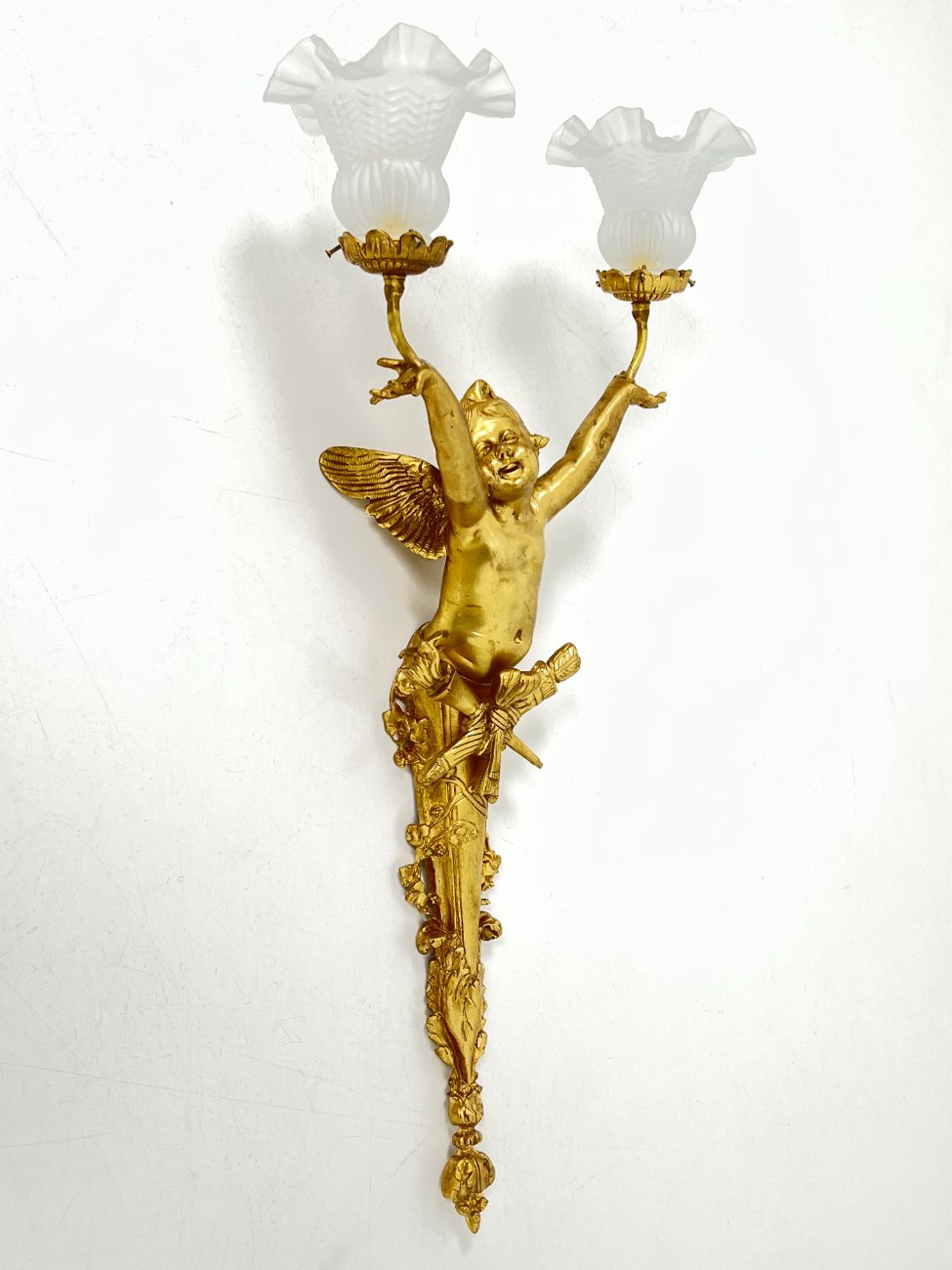 HM0785-sieniniai-sviestuvai-4 Sieniniai žalvariniai dviejų šakų šviestuvai stiklo gaubtais “Angelas” 2 vnt. komplektas 23x39x84 cm