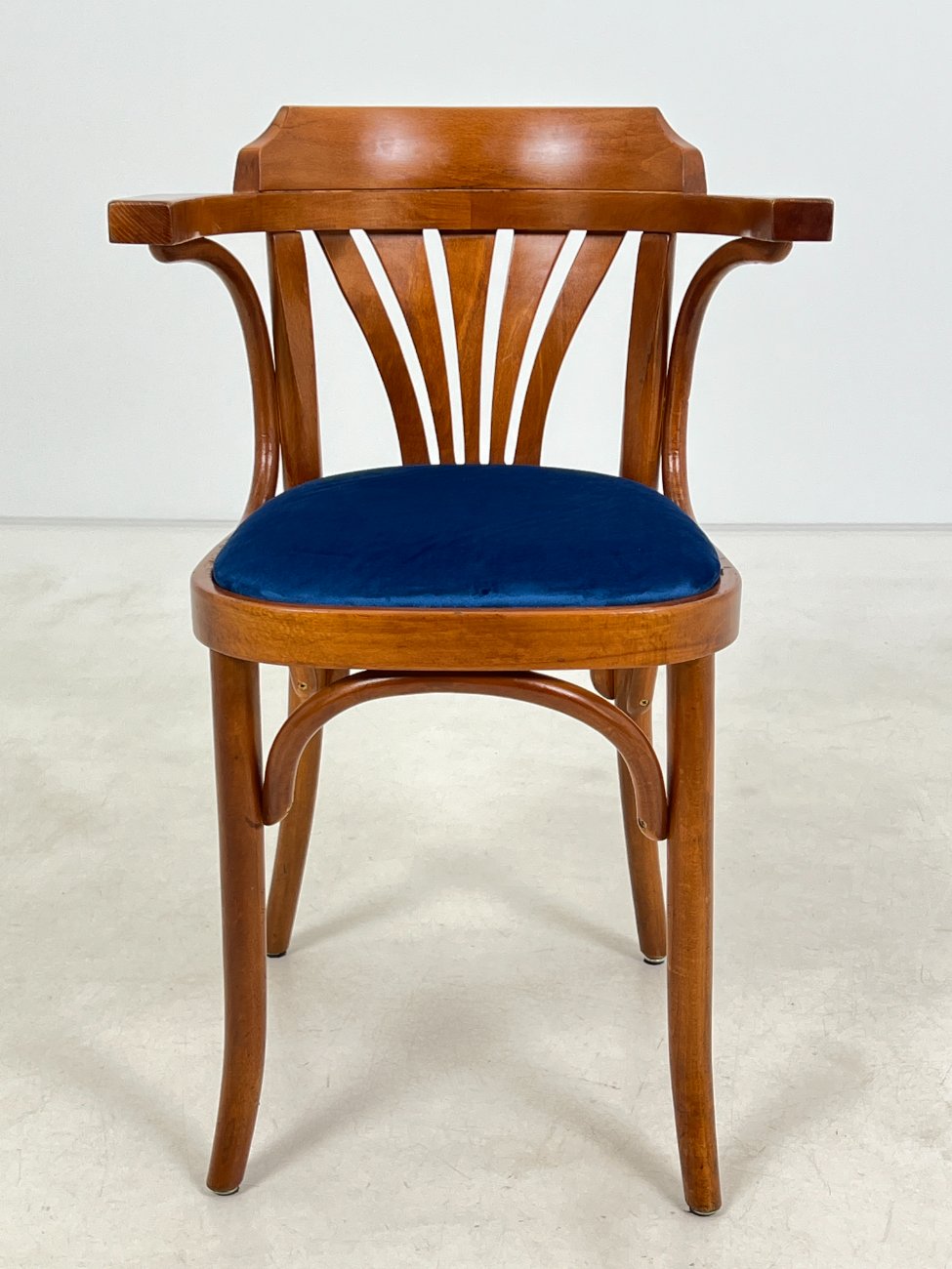 HM0786-valgomojo-kreslai-1 Medinis krėslas mėlynos spalvos gobeleno sėdimąja dalimi 47x51x78 cm, 49 cm