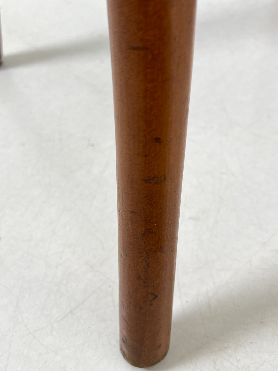 HM0786-valgomojo-kreslai-17 Medinis krėslas mėlynos spalvos gobeleno sėdimąja dalimi 47x51x78 cm, 49 cm