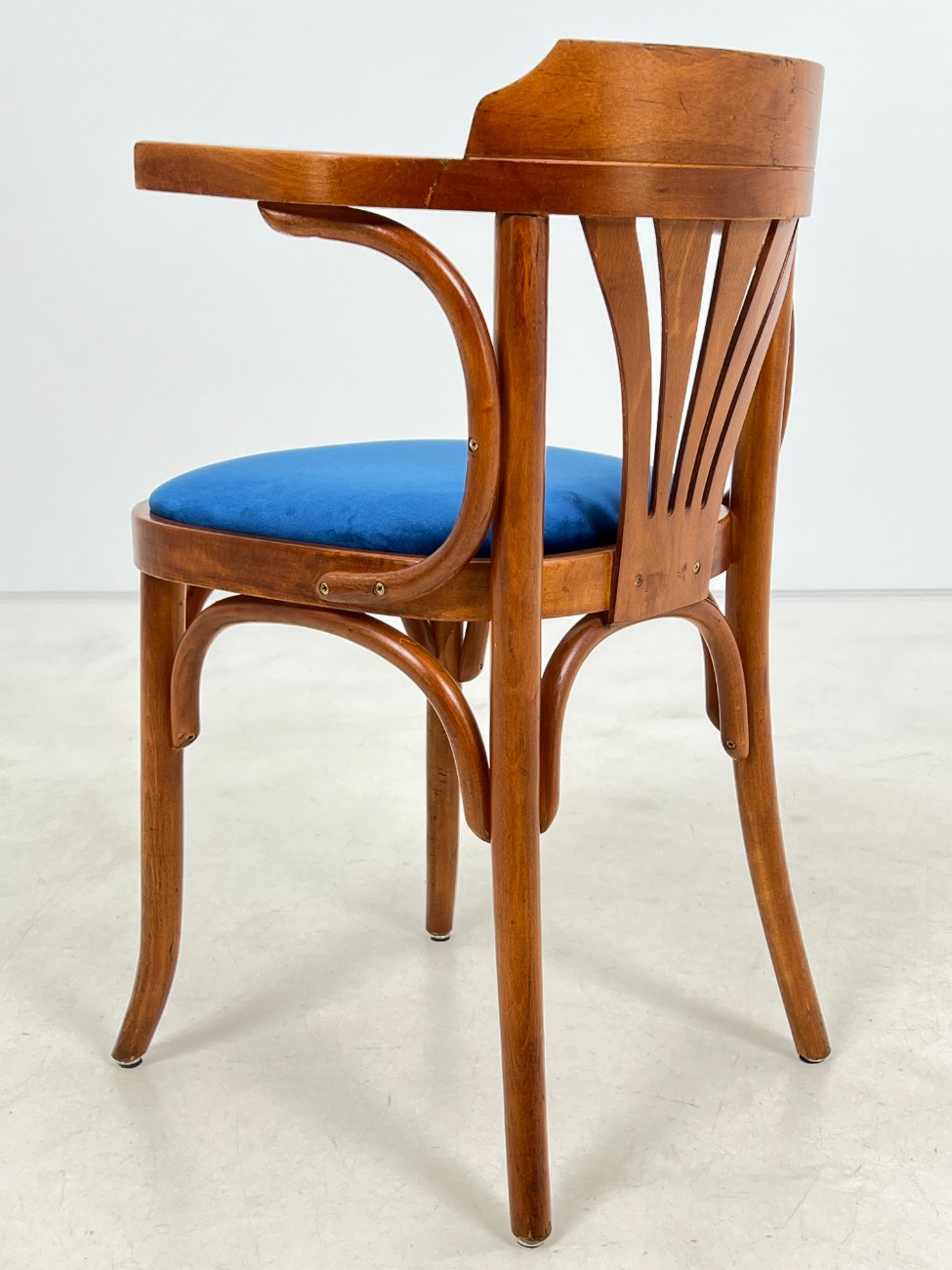 HM0786-valgomojo-kreslai-8 Medinis krėslas mėlynos spalvos gobeleno sėdimąja dalimi 47x51x78 cm, 49 cm