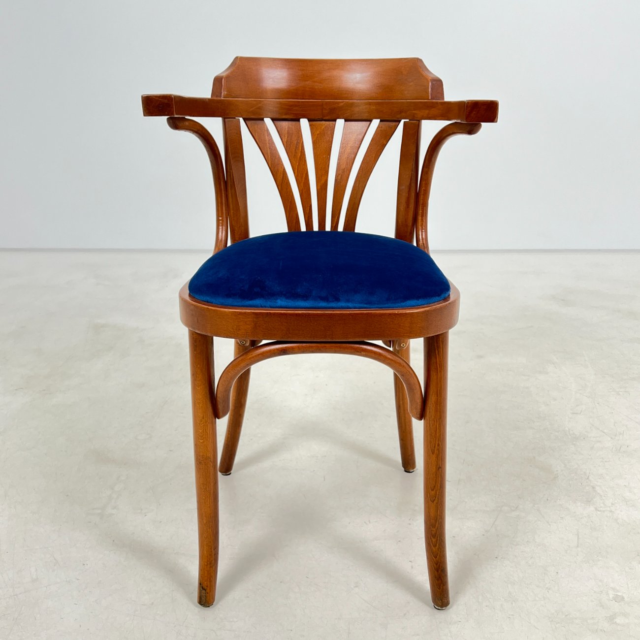 HM0787-valgomojo-kreslai-0 Medinis krėslas mėlynos spalvos gobeleno sėdimąja dalimi 47x51x78 cm, 49 cm