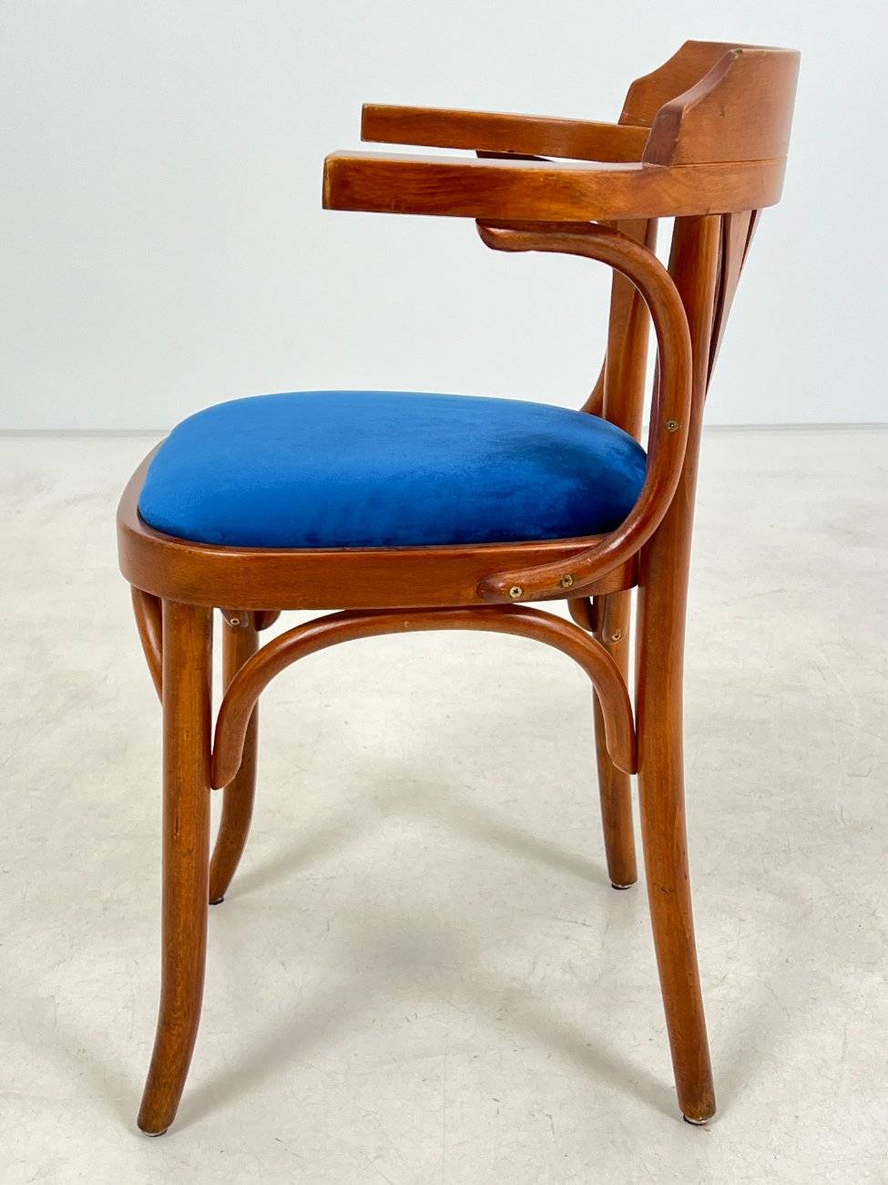 HM0787-valgomojo-kreslai-4 Medinis krėslas mėlynos spalvos gobeleno sėdimąja dalimi 47x51x78 cm, 49 cm