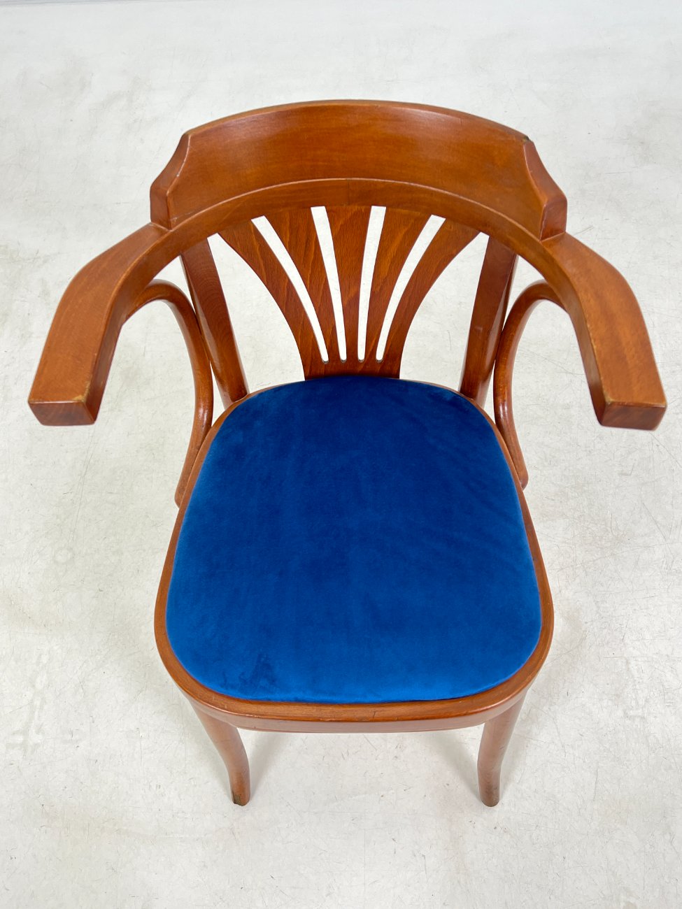 HM0787-valgomojo-kreslai-5 Medinis krėslas mėlynos spalvos gobeleno sėdimąja dalimi 47x51x78 cm, 49 cm