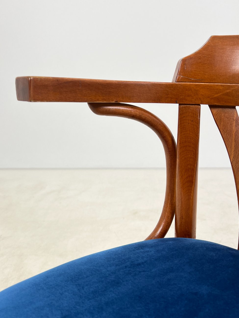 HM0787-valgomojo-kreslai-6 Medinis krėslas mėlynos spalvos gobeleno sėdimąja dalimi 47x51x78 cm, 49 cm