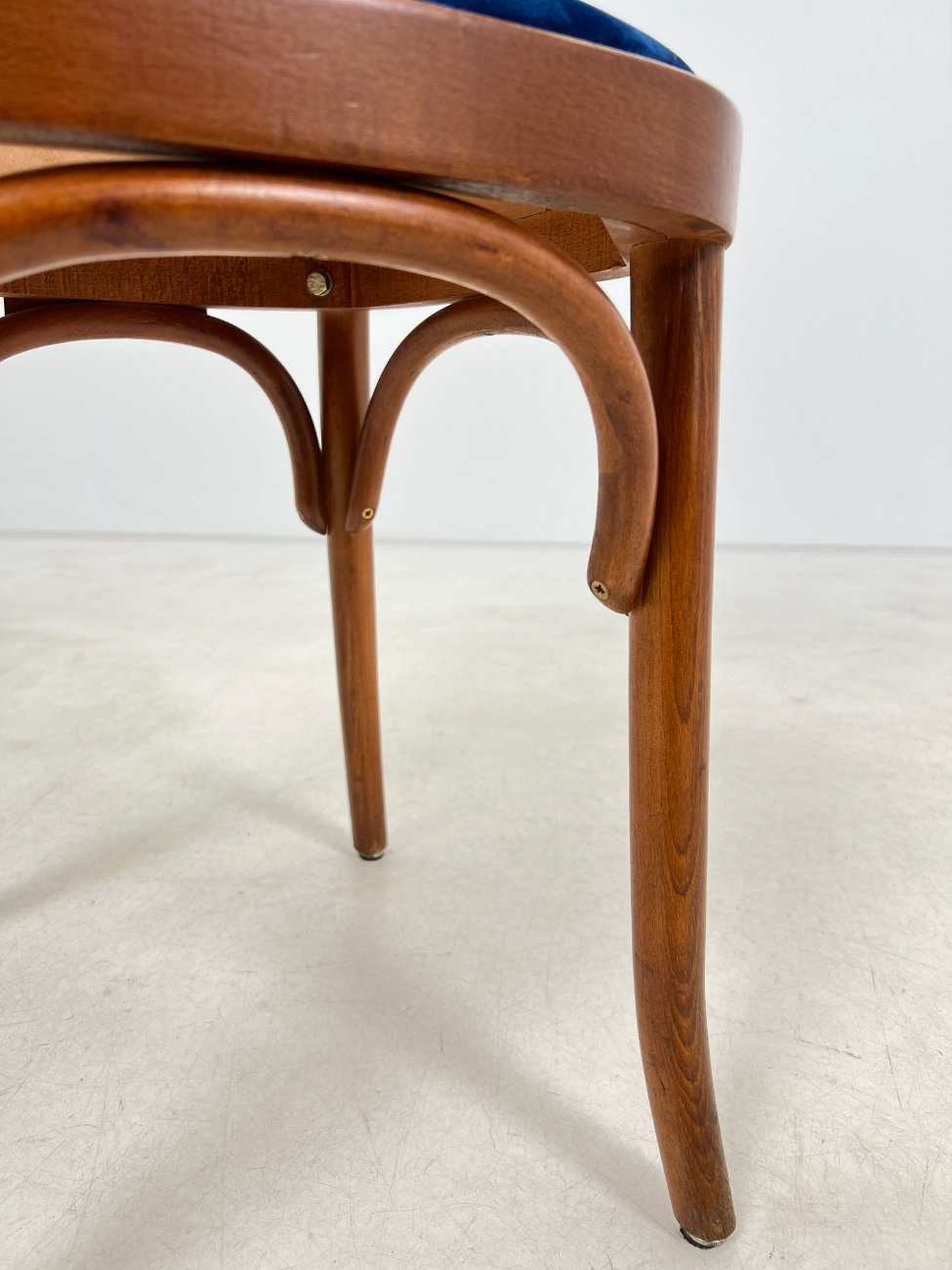 HM0787-valgomojo-kreslai-7 Medinis krėslas mėlynos spalvos gobeleno sėdimąja dalimi 47x51x78 cm, 49 cm