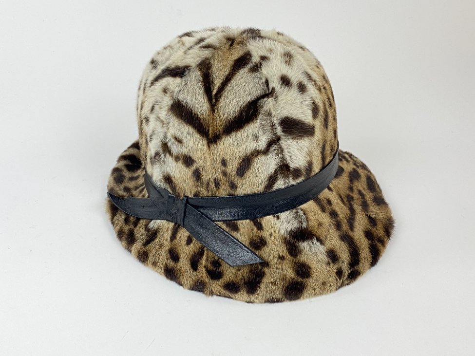 HN1182-rubai-2 Kailinė skrybėlaitė su eko odos kaspinu (55 cm) 28x26x15,5 cm