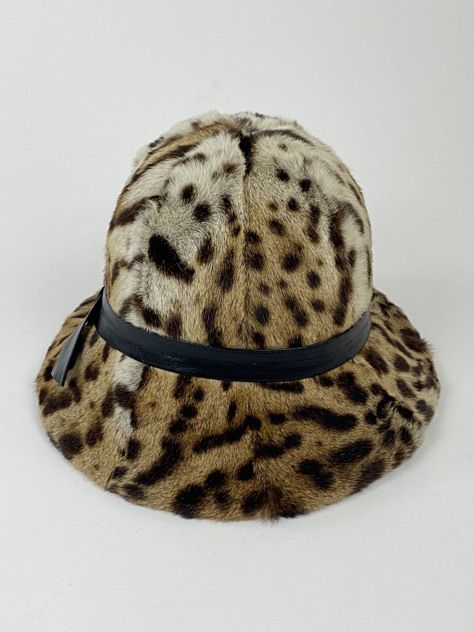 HN1182-rubai-3 Kailinė skrybėlaitė su eko odos kaspinu (55 cm) 28x26x15,5 cm