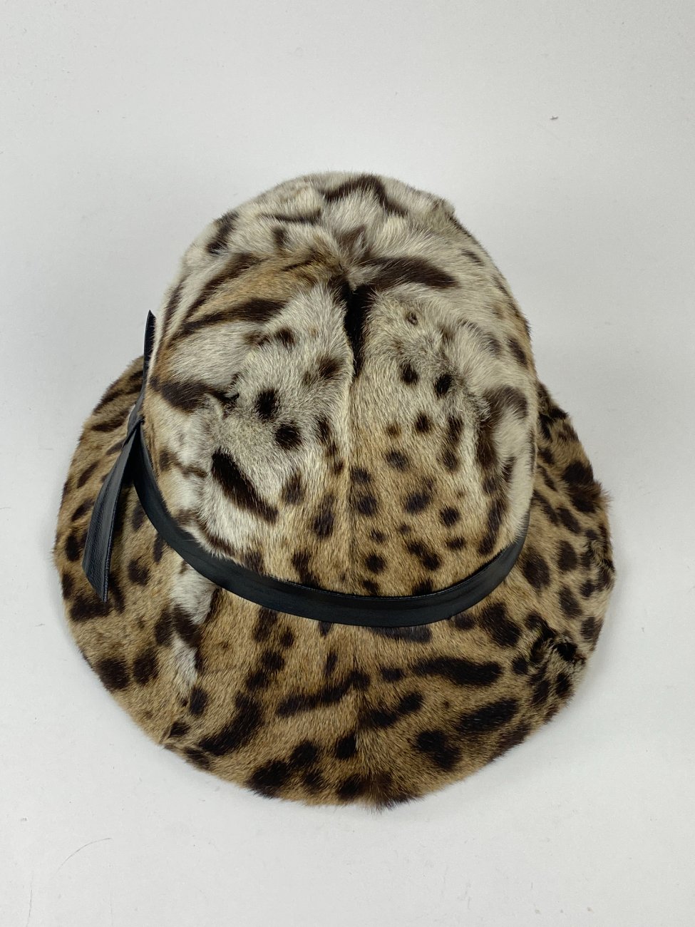 HN1182-rubai-4 Kailinė skrybėlaitė su eko odos kaspinu (55 cm) 28x26x15,5 cm