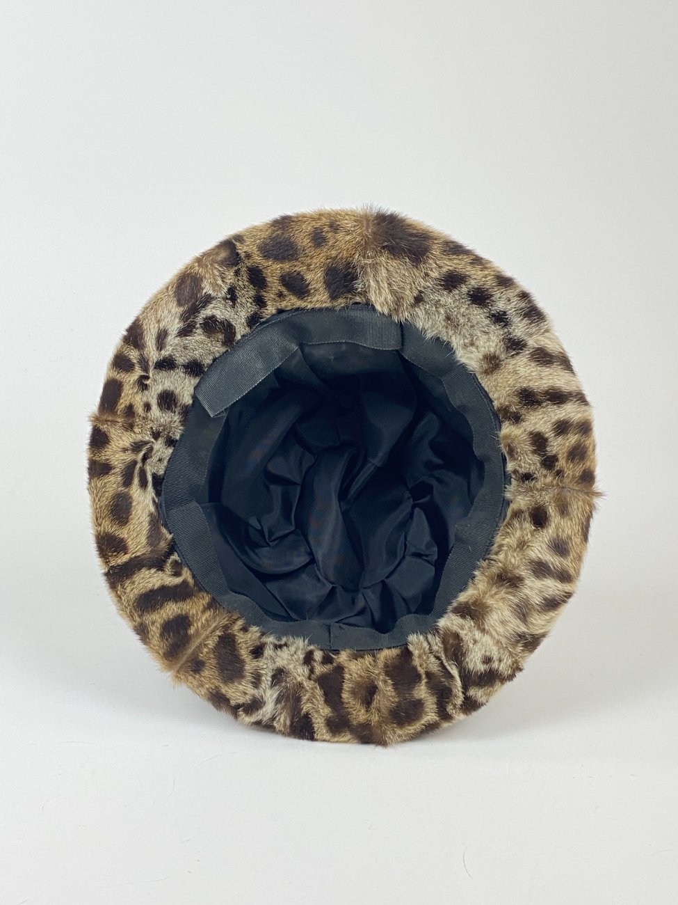 HN1182-rubai-5 Kailinė skrybėlaitė su eko odos kaspinu (55 cm) 28x26x15,5 cm