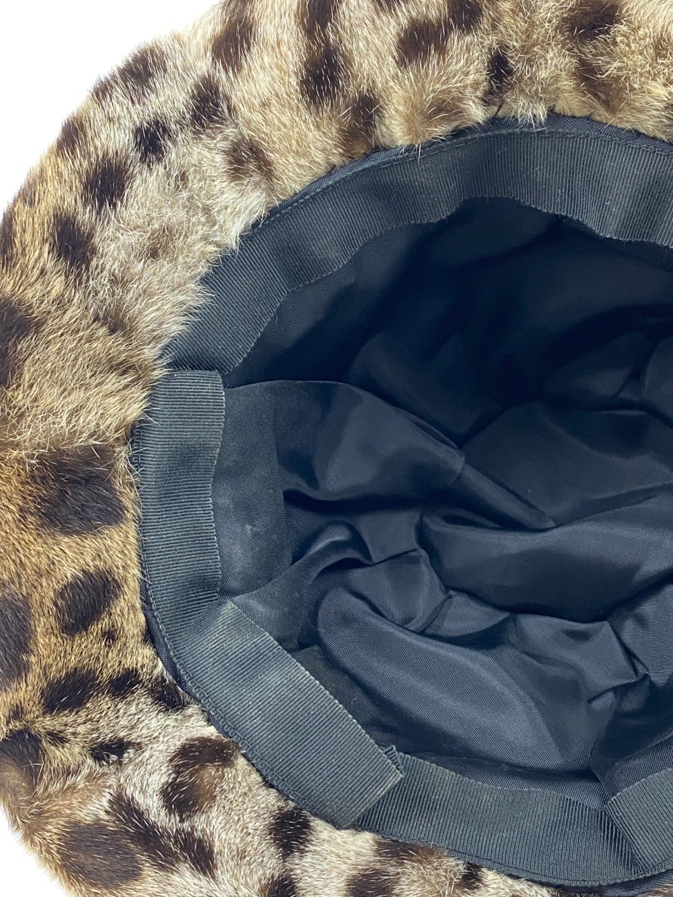 HN1182-rubai-6 Kailinė skrybėlaitė su eko odos kaspinu (55 cm) 28x26x15,5 cm