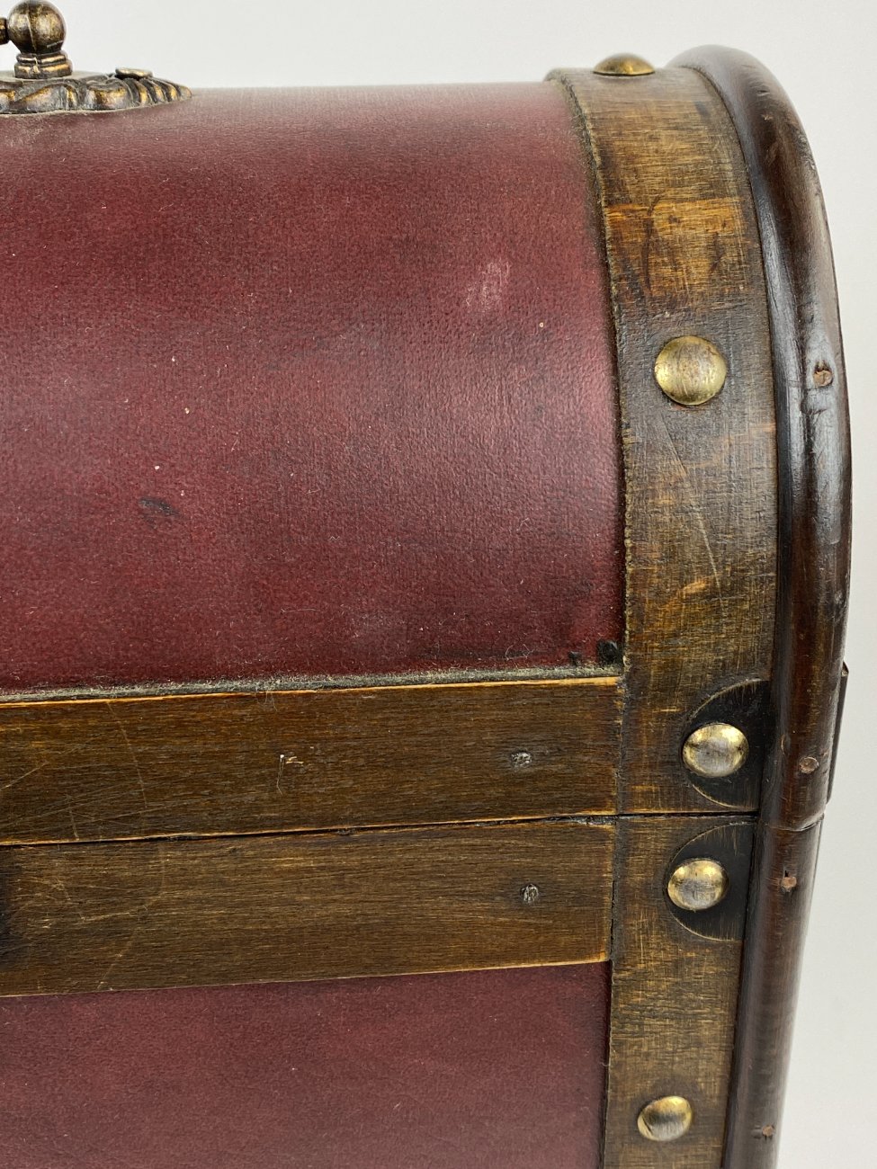 HN1183-dezes-ir-dezutes-buteliams-13 Medžio ir eko odos dėžė – skrynia trims vyno buteliams 15×28,5×37 cm