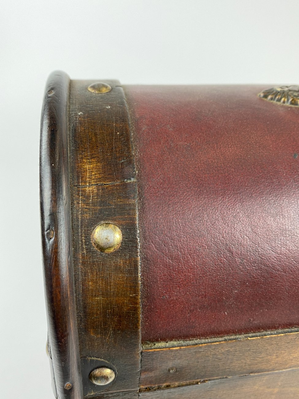 HN1183-dezes-ir-dezutes-buteliams-16 Medžio ir eko odos dėžė – skrynia trims vyno buteliams 15×28,5×37 cm