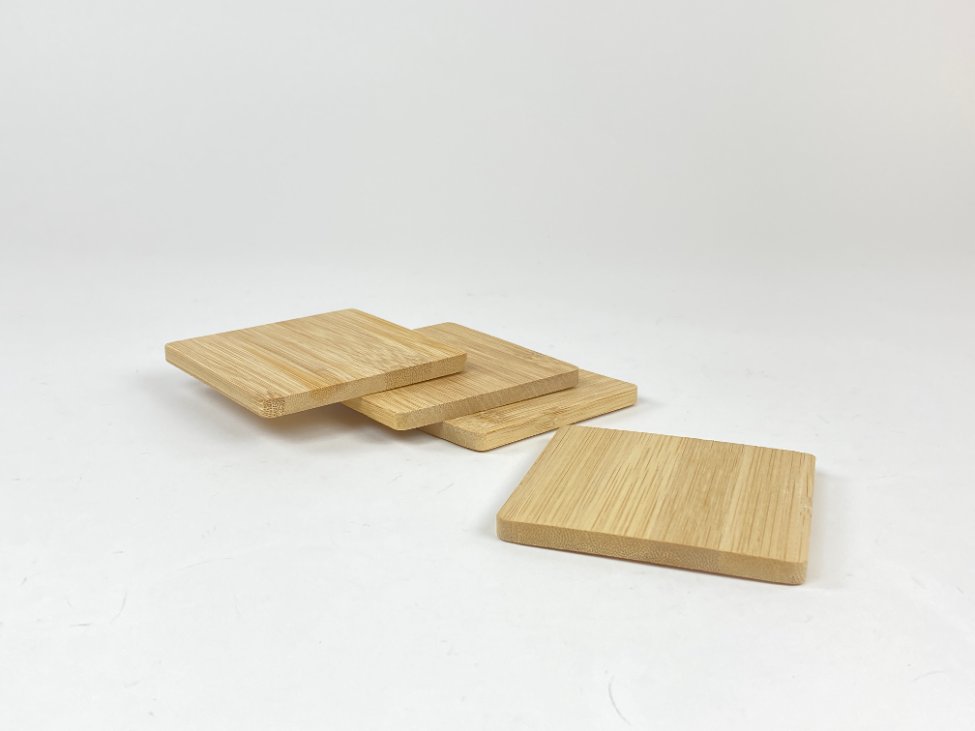 HN1184-lekstes-ir-serviravimo-padeklai-3 Kvadratiniai bambukiniai padėkliukai puodeliui 4 vnt. komplektas 10x10x1 cm