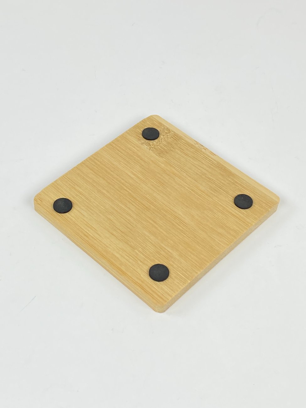 HN1184-lekstes-ir-serviravimo-padeklai-6 Kvadratiniai bambukiniai padėkliukai puodeliui 4 vnt. komplektas 10x10x1 cm