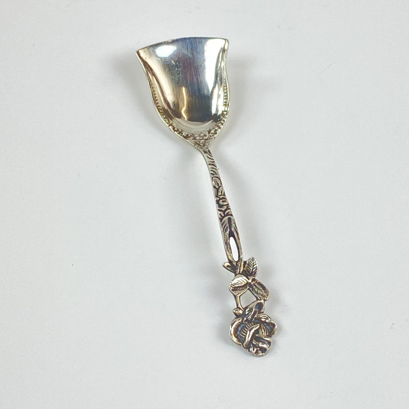 HN1185-stalo-irankiai-0 Sidabrinis Hildesheimer šaukštelis su rožės figūra, 800 praba 3,2x12x1,5 cm