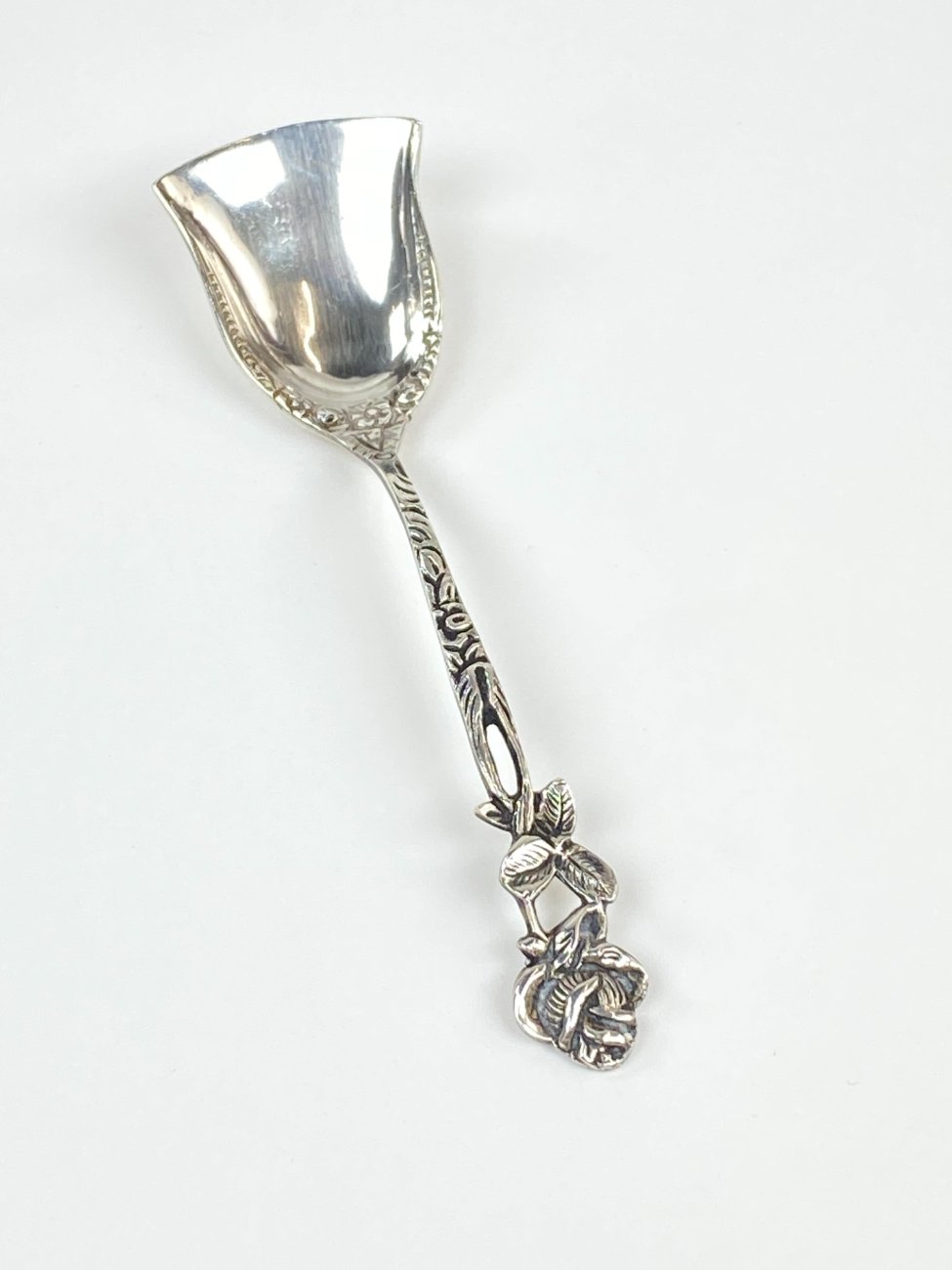 HN1185-stalo-irankiai-2 Sidabrinis Hildesheimer šaukštelis su rožės figūra, 800 praba 3,2x12x1,5 cm