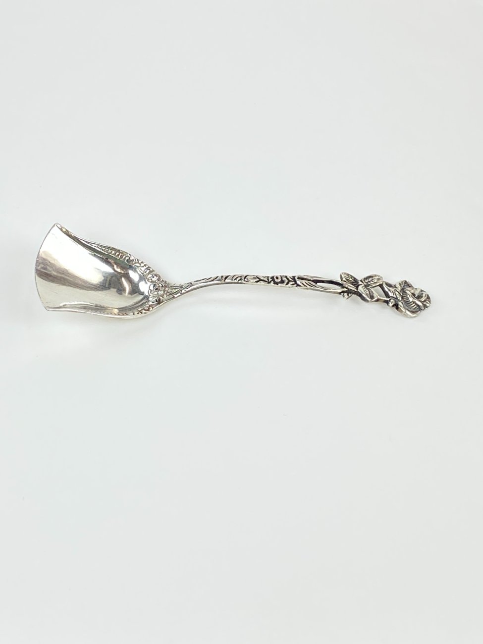 HN1185-stalo-irankiai-4 Sidabrinis Hildesheimer šaukštelis su rožės figūra, 800 praba 3,2x12x1,5 cm