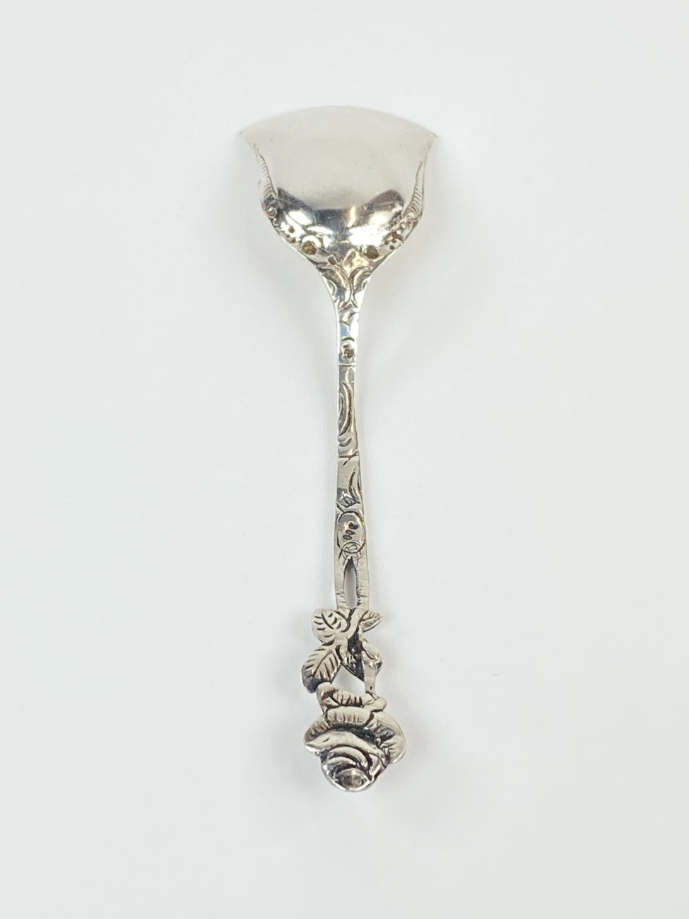 HN1185-stalo-irankiai-6 Sidabrinis Hildesheimer šaukštelis su rožės figūra, 800 praba 3,2x12x1,5 cm