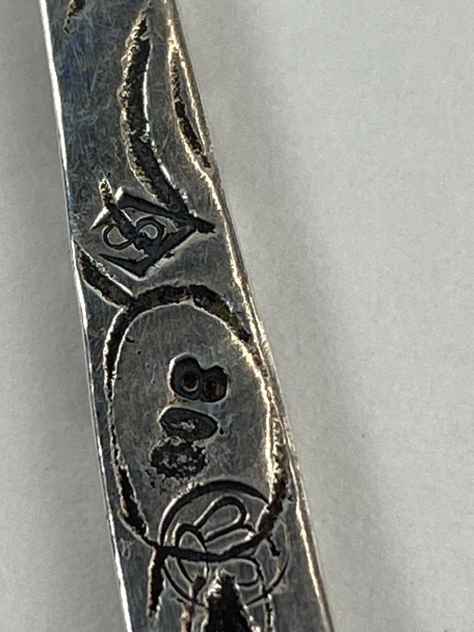 HN1185-stalo-irankiai-7 Sidabrinis Hildesheimer šaukštelis su rožės figūra, 800 praba 3,2x12x1,5 cm