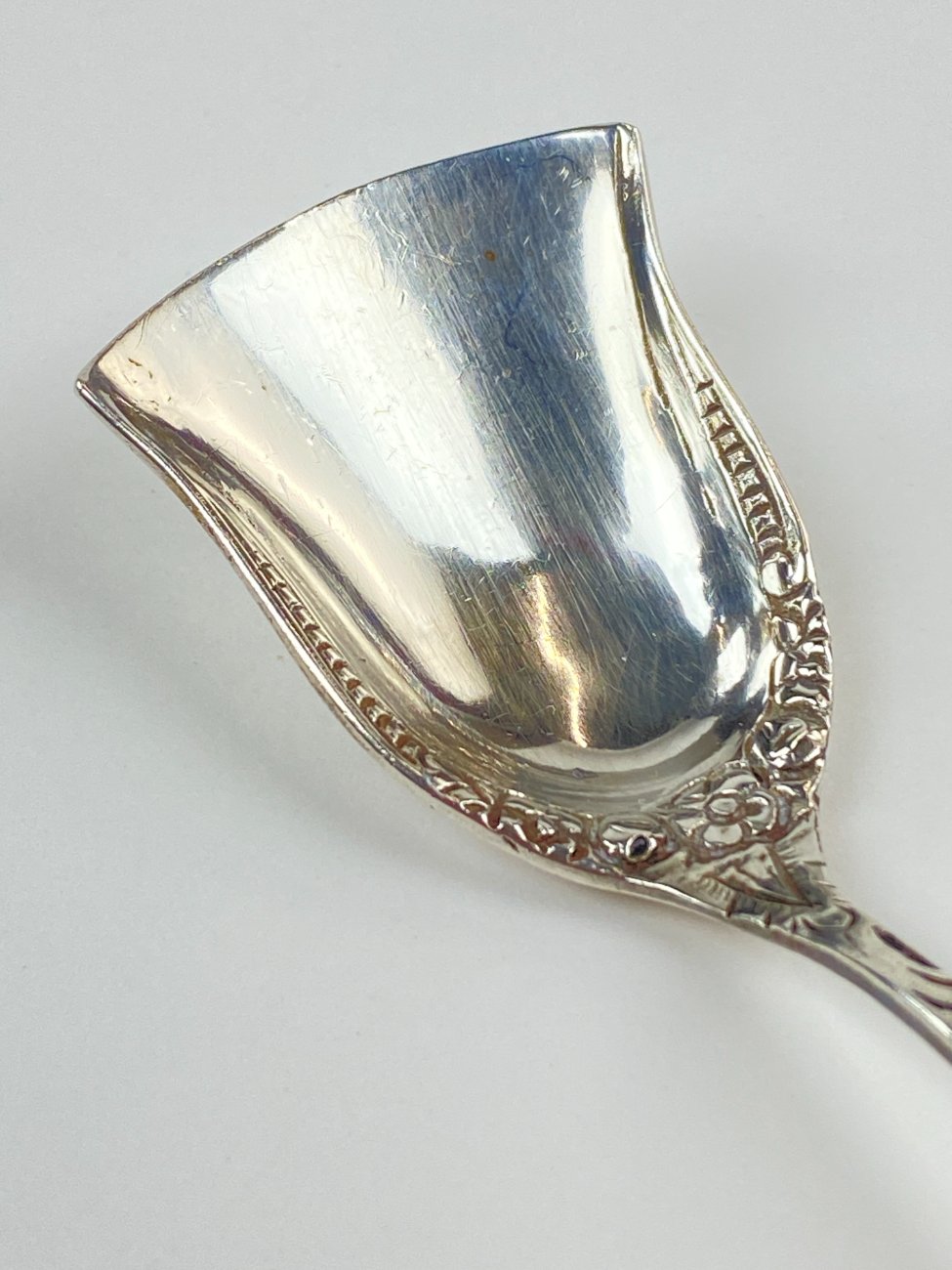 HN1185-stalo-irankiai-8 Sidabrinis Hildesheimer šaukštelis su rožės figūra, 800 praba 3,2x12x1,5 cm