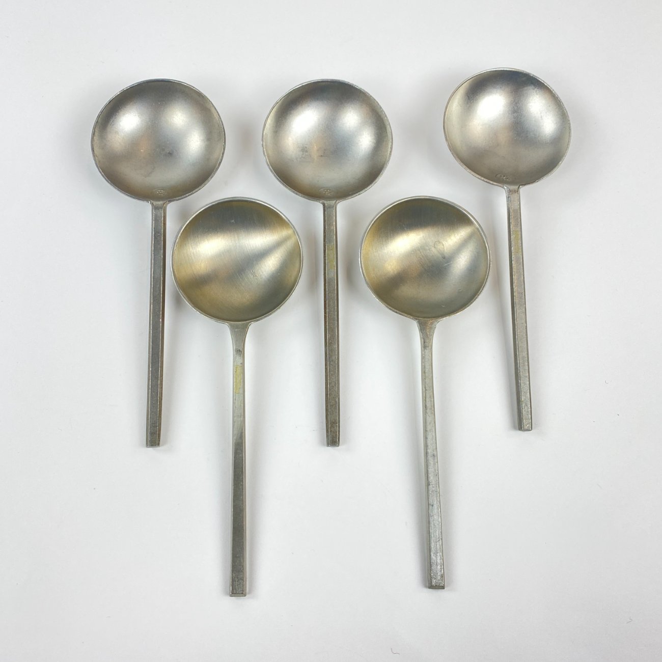 HN1189-stalo-irankiai-0 Alaviniai skritulio formos šaukštai 5 vnt. komplektas 6x17x2 cm