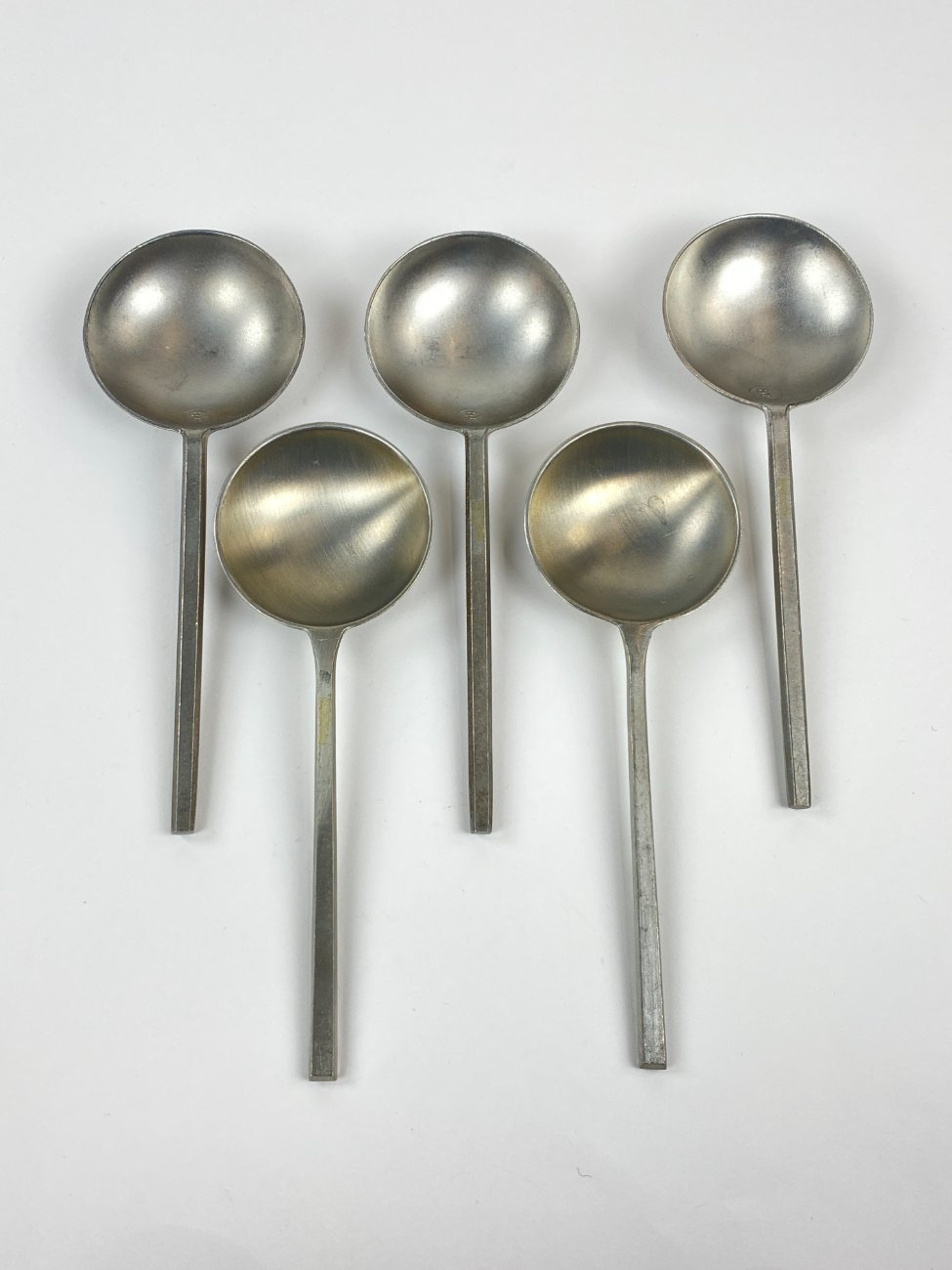 HN1189-stalo-irankiai-1 Alaviniai skritulio formos šaukštai 5 vnt. komplektas 6x17x2 cm