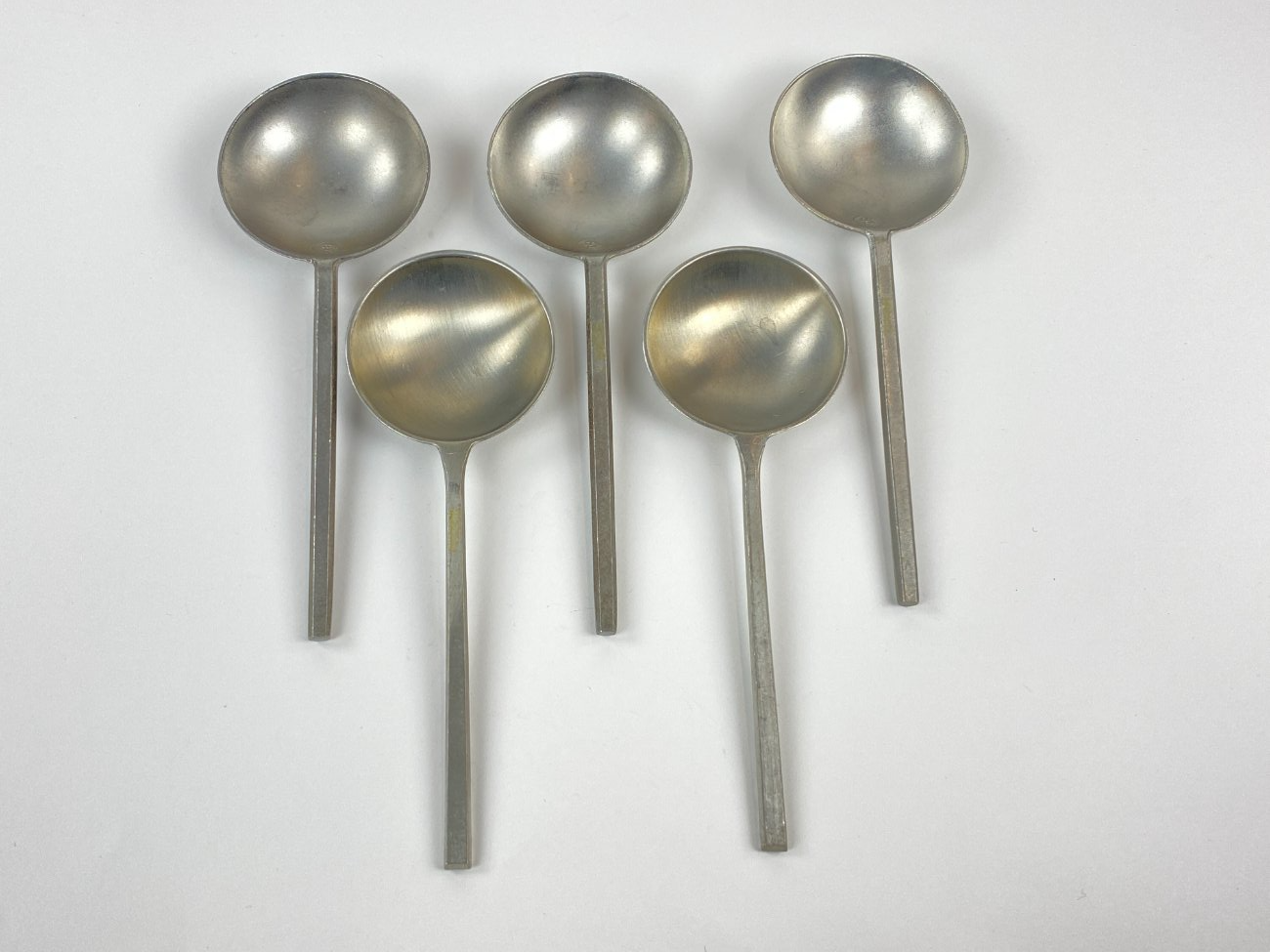 HN1189-stalo-irankiai-2 Alaviniai skritulio formos šaukštai 5 vnt. komplektas 6x17x2 cm