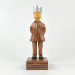 Medinė statula "Karūnuotas rūkantis vyras" 9x9x29 cm