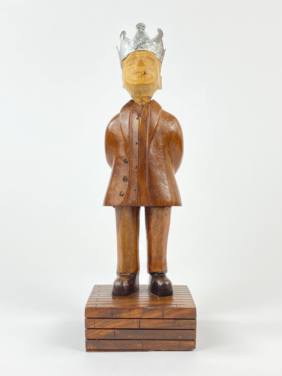 HN1213-kitokios-skulpturos-1 Medinė statula “Karūnuotas rūkantis vyras” 9x9x29 cm