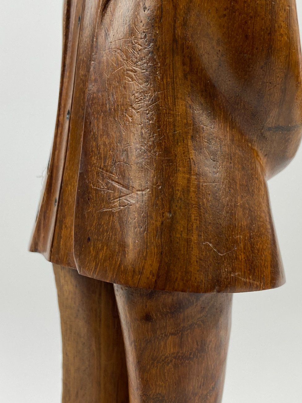 HN1213-kitokios-skulpturos-12 Medinė statula “Karūnuotas rūkantis vyras” 9x9x29 cm