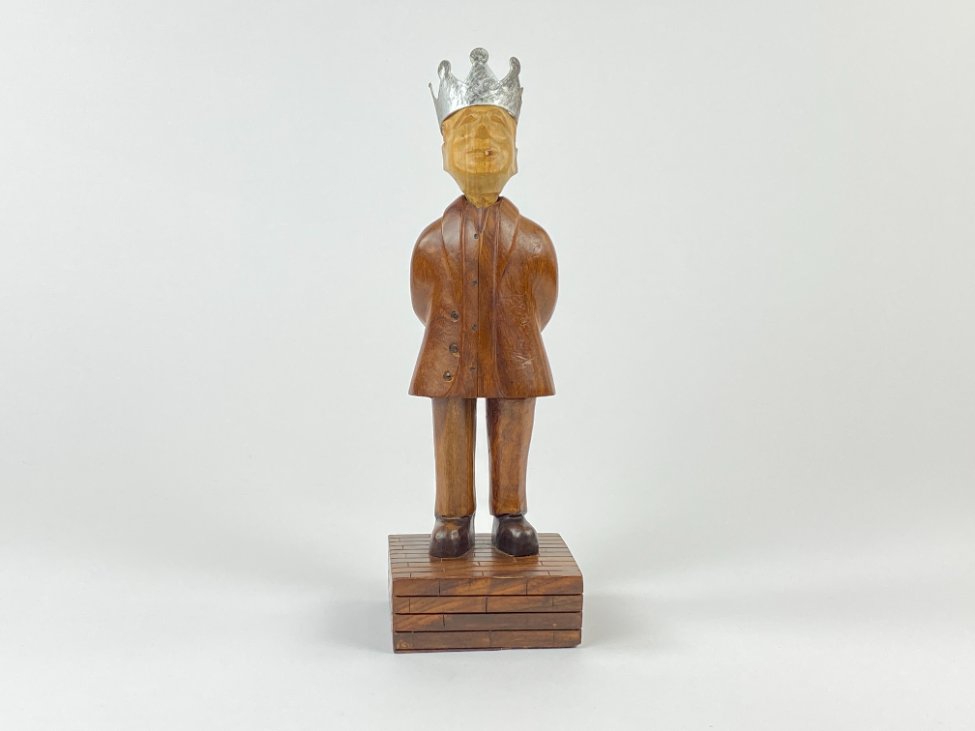 HN1213-kitokios-skulpturos-2 Medinė statula “Karūnuotas rūkantis vyras” 9x9x29 cm