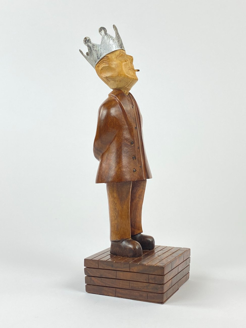 HN1213-kitokios-skulpturos-3 Medinė statula “Karūnuotas rūkantis vyras” 9x9x29 cm