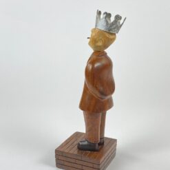 Medinė statula “Karūnuotas rūkantis vyras” 9x9x29 cm