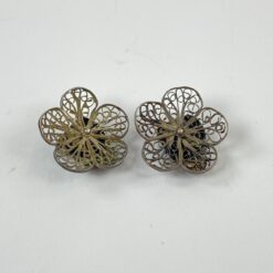 Metaliniai gėlės žiedo formos klipsai 2 vnt. komplektas 1x2,5x2,5 cm