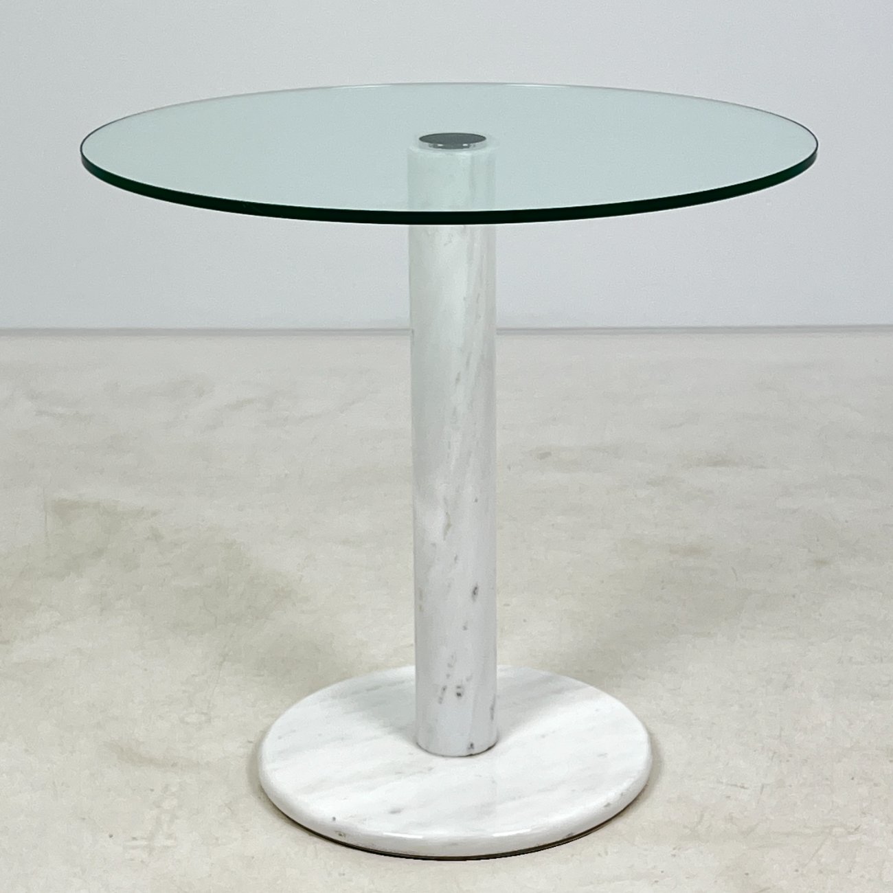 HN1270-stalai-0 Apvalus stiklinis staliukas su marmurine koja 75x75x71,5 cm