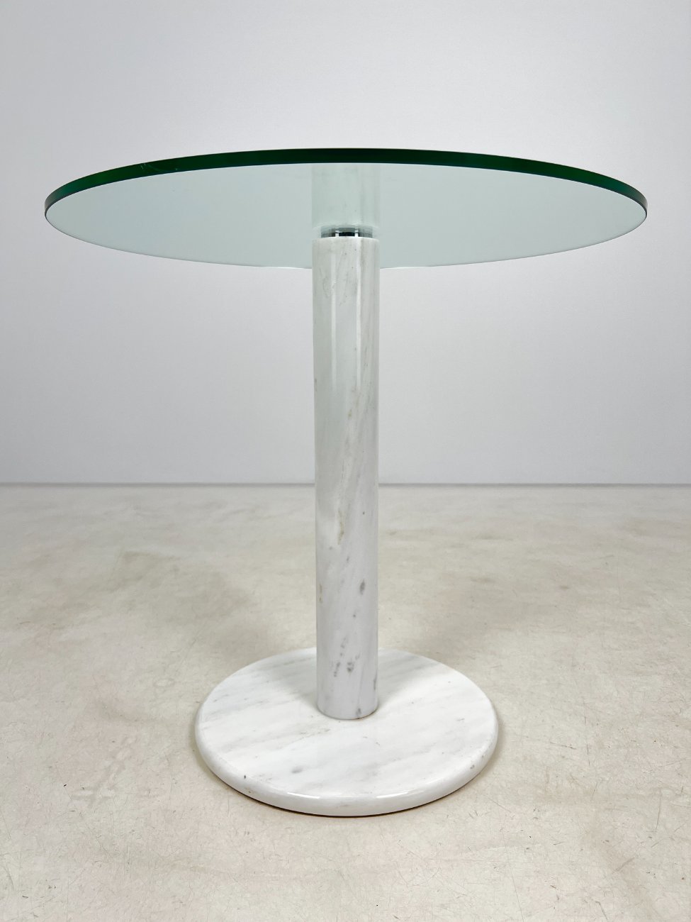 HN1270-stalai-4 Apvalus stiklinis staliukas su marmurine koja 75x75x71,5 cm