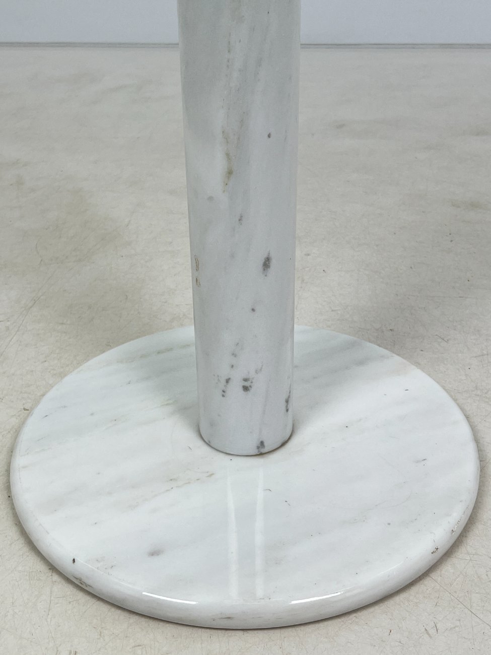 HN1270-stalai-5 Apvalus stiklinis staliukas su marmurine koja 75x75x71,5 cm