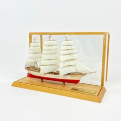 Schulschiff Deutschland 1927 laivo modeliukas 1:400 su stikliniu gaubtu 8,5×25,5×16 cm