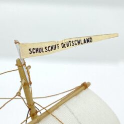Schulschiff Deutschland 1927 laivo modeliukas 1:400 su stikliniu gaubtu 8,5×25,5×16 cm